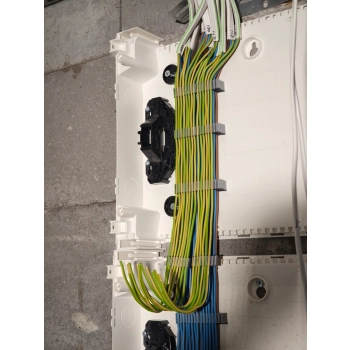 UCHWYT KABLOWY na kabel YDYp 1.5mm2 x8 Czarny